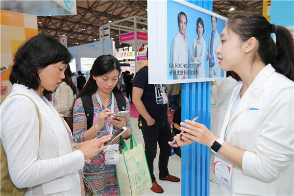 Visitors consult about using of L'Oreal's La Roche-Posay My UV Patch during the China Beauty Expo in Shanghai. (Photo provided to China Daily)