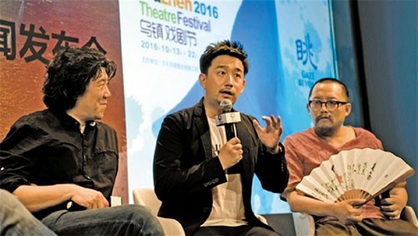 Huang Lei (center), one of the founders of Wuzhen Theater Festival, talks to his audience during an event.(Photo/Shanghai Daily)