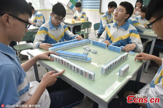 Students play mahjong with modified tiles at Jitou Middle School in Chengdu City, the capital of Southwest Chinas Sichuan Province, May 31, 2016. (Photo/IC)