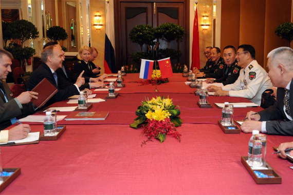 Admiral Sun Jianguo (2nd R), deputy chief of the Joint Staff Department of China's Central Military Commission, meets with Russian Deputy Defense Minister Anatoly Antonov (2nd L) in Singapore, June 3, 2016. (Photo: Xinhua/Then Chih Wey)