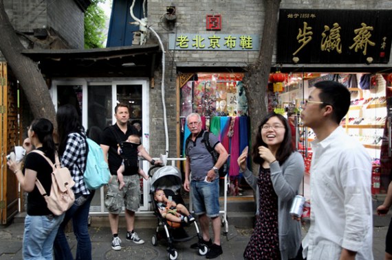 Despite the recent ban on tour groups in Nanluoguxiang, many individual tourists from home and abroad visit there for its fame.(Photo: China Daily/Zhang Wei)
