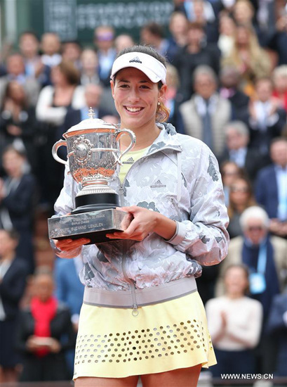 Garbine Muguruza of Spain poses with the champion trophy during the awarding ceremony for the women's singles final at the 2016 French Open tennis tournament in Paris, France, June 4, 2016. (Xinhua/Han Yan)