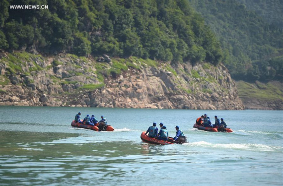 Rescuers search for missing people in Bailong Lake of Guangyuan, southwest China's Sichuan Province, June 5, 2016. (Photo/Xinhua)