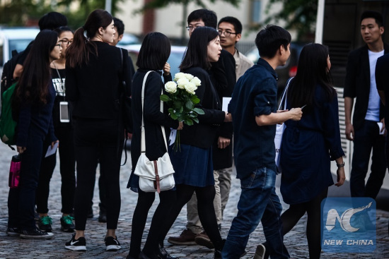 In the eastern German city Dessau-Rosslau, fellow students of the victim gather together to attend the commemorative event on June 3, 2016. (Photo: Xinhua/Zhang Fan)