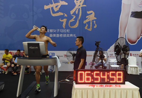 Yi Hui, a Chinese ultra-marathon runner, challenges himself by running on a treadmill for 12 hours in Chengdu, Sichuan province on June 5, 2016, trying to break the Guinness World Record for distance run on a treadmill over 12 hours. (Photo/Xinhua)