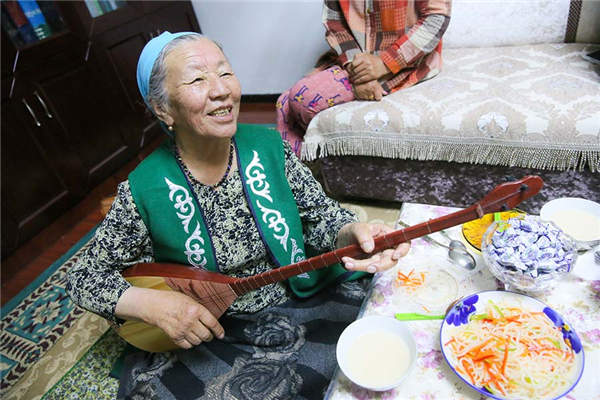 JamalhanHarbat performs Aken songs in her home in Emin county, Tacheng prefecture, Xinjiang Uygur autonomous region, May 24, 2016. (Photo by Gaoyuan Lingzi/provided to chinadaily.com.cn)
