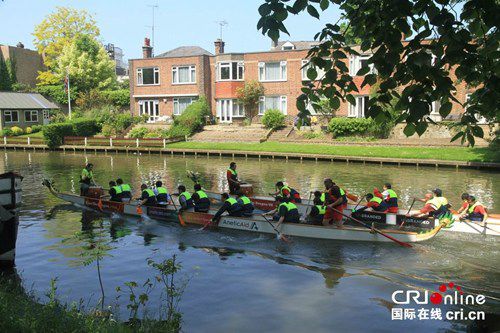 To celebrate the upcoming Dragon Boat Festival, 12 teams made up of students from Cambridge and neighboring universities have gathered on the River Cam for a special boat race. (Photo/cri.cn)