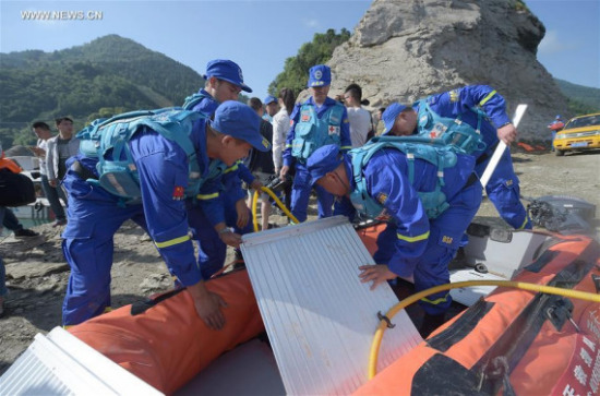 Rescuers prepare to head for the accident site to search for missing people in Bailong Lake of Guangyuan, southwest China's Sichuan Province, June 5, 2016. (Photo: Xinhua/Xue Yubin)