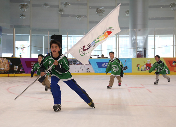 Photo taken at the Beijing Primary and Secondary School Hockey League on April 24, 2016. (Photo/Xinhua)
