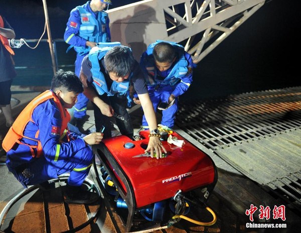 Rescuers moderate the robot at the scene.(Photo: China News Service/Liu Zhongjun)