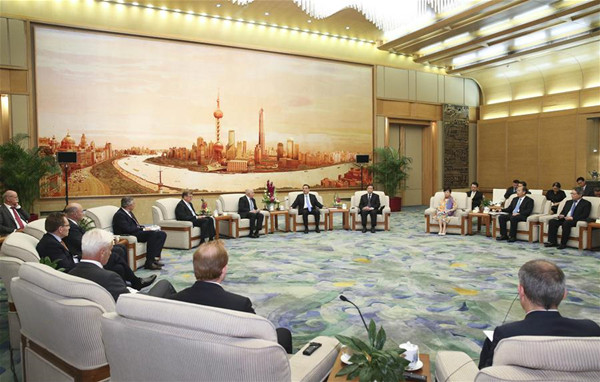 Chinese Premier Li Keqiang meets with representatives attending the fourth round table summit of the Global CEO Council in Beijing, capital of China, June 7, 2016. (Xinhua/Pang Xinglei) 