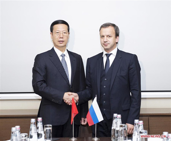 Chinese Vice Premier Zhang Gaoli (L) and his Russian counterpart Arkady Dvorkovich shake hands during the 13th meeting of the China-Russia Energy Cooperation Committee in Russia's Black Sea resort of Sochi, May 30, 2016. (Xinhua/Wang Ye)