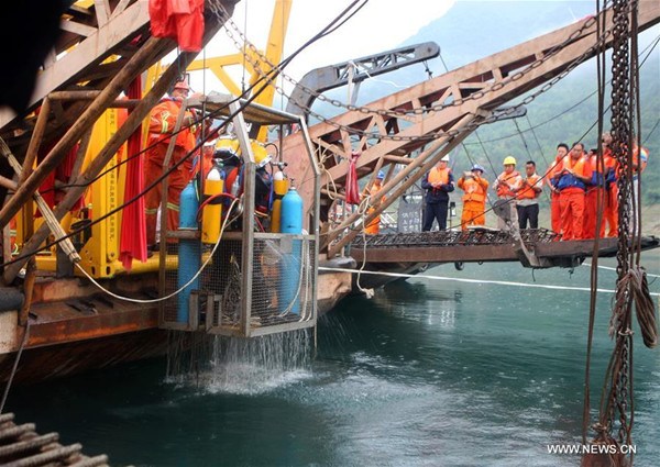 Divers prepare to carry out underwater searching on the Bailong Lake in Guangyuan, southwest China's Sichuan Province, June 9, 2016. A leisure boat carrying 18 people capsized on Bailong Lake due to strong gales on June 4. Ten people were confirmed dead and 5 others are still missing as of 8 p.m. Thursday. Rescue work still continues. (Xinhua/Tang Biao)