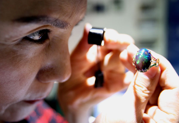 A customer examines a ring made by One Art Jewelry, a custom jewelry company based in Beijing.(ZHANG WEI/CHINA DAILY)