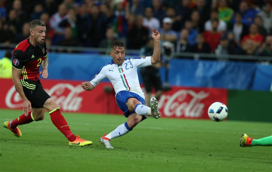 Emanuele Giaccherini(C) of Italy shoots to score during the Euro 2016 Group E soccer match between Belgium and Italy in Lyon, France, June 13, 2016. (Xinhua/Zhang Fan)