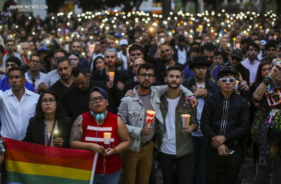People attend a candlelight vigil at Los Angeles City Hall for the victims of Sunday's Orlando nightclub shooting incident, in Los Angeles, California, the United States, June 13, 2016. (Xinhua/Zhao Hanrong)