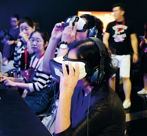Visitors immerse themselves in simulated worlds at Virtual Reality Park. The event is part of the 2016 Shanghai International Film & TV Festival and will be held at Global Harbour until June 19.(Justin Kor)
