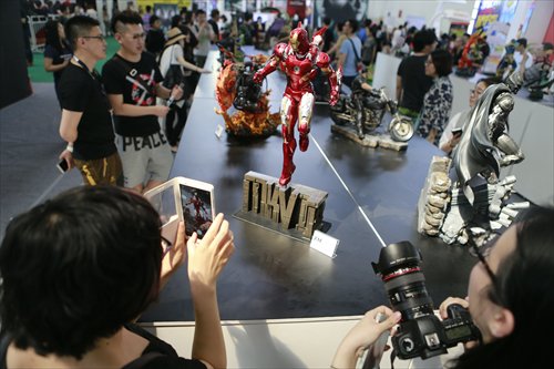 Fans take photos at the Beijing Comic Convention. (Photo: Li Hao /GT)