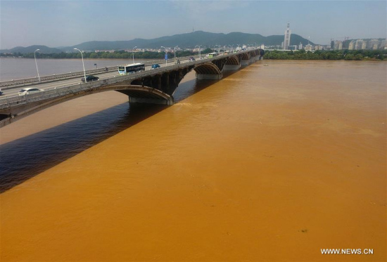 Photo taken on June 16, 2016 shows the Juzizhou Bridge on Xiangjiang River in Changsha, central China's Hunan Province. Due to heavy rainfall, water level of Xiangjiang River's Changsha section rose to 34.84 meters by Thursday noon, only about one meter lower than the danger mark. (Xinhua/Long Hongtao) 