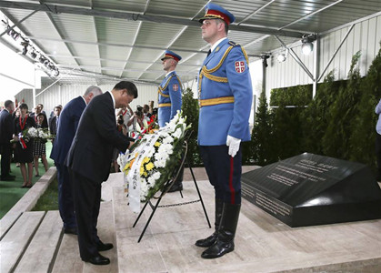 Chinese President Xi Jinping and his wife Peng Liyuan pay homage to the Chinese martyrs killed in the NATO bombing of the former Chinese embassy in the Federal Republic of Yugoslavia in May 1999, after arriving in Belgrade for a state visit to Serbia, June 17, 2016. The three martyrs were journalists Shao Yunhuan of Xinhua News Agency, and Xu Xinghu and his wife Zhu Ying, of the Guangming Daily newspaper. (Photo: Xinhua/Lan Hongguang)