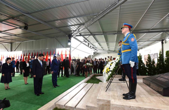 Chinese President Xi Jinping and his wife Peng Liyuan pay homage to the Chinese martyrs killed in the NATO bombing of the former Chinese embassy in the Federal Republic of Yugoslavia in May 1999, after arriving in Belgrade for a state visit to Serbia, June 17, 2016. (Xinhua/Rao Aimin)