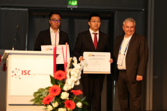 Horst Simon (R), deputy director of Lawrence Berkeley National Laboratory, poses with Fu Haohuan (C), deputy head of China's National Supercomputing Center in Wuxi, and Yang Jinzhe, a special researcher of the Wuxi center, during the certificate-conferring ceremony in Frankfurt, Germany, June 20, 2016. (Xinhua/Deng Chao)