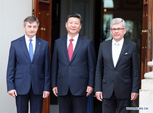 Chinese President Xi Jinping (C) meets with Marek Kuchcinski (L), marshal of the lower chamber of the Polish parliament (Sejm), and Marshal of Senate Stanislaw Karczewski (R) in Warsaw, Poland, June 20, 2016. (Xinhua/Yao Dawei)