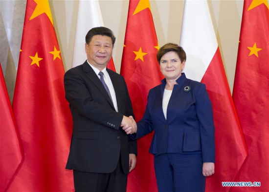 Chinese President Xi Jinping (L) meets with Polish Prime Minister Beata Szydlo in Warsaw, Poland, June 20, 2016. (Xinhua/Xie Huanchi)