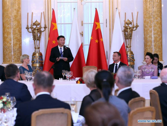 Chinese President Xi Jinping (2nd L, rear) attends the welcome banquet held by Polish President Andrzej Duda (3rd L, rear) in Warsaw, Poland, on June 20, 2016. (Xinhua/Liu Weibing)