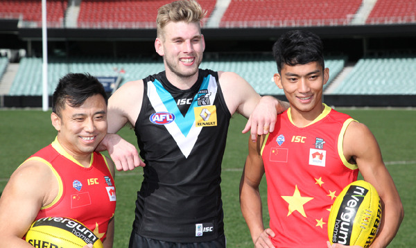 Port Adelaide footballer Jackson Trengove (middle) alongside Team China players, including Port Adelaide recruit Chen Shaoliang (right). ��Photo provided to chinadaily.com.cn��