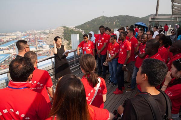 Overseas students get a bird's view of the container terminal at Dalian Port. (Photo by Zhang Xiaomin/ chinadaily.com.cn)