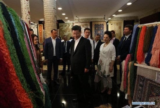 Chinese President Xi Jinping (C,front) and his wife Peng Liyuan visit a carpet and silk workshop in the old city of Bukhara as accompanied by Uzbek Prime Minister Shavkat Mirziyoev, in Bukhara, Uzbekistan, June 21, 2016. (Xinhua/Lan Hongguang)