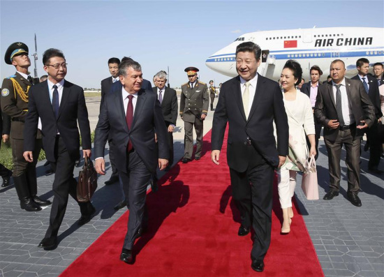 Chinese President Xi Jinping (R,front) and his wife Peng Liyuan are greeted by Uzbek Prime Minister Shavkat Mirziyoev (L,front) and Governor of Bukhara Province Muhiddin Esanov upon their arrival at Bukhara International Airport, Uzbekistan, June 21, 2016. (Xinhua/Lan Hongguang)