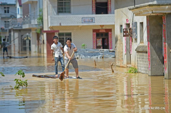 Villagers row on a door plate in Xiongjia Village of Guxiandu Township in Poyang County, east China's Jiangxi Province, June 21, 2016.  (Xinhua/Wan Xiang)