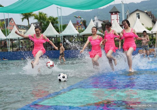 People enjoy themselves with water in Chongqing, southwest China,June 21, 2016. (Photo/Xinhua)