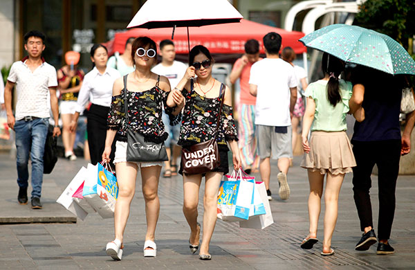 People feel the heat in Xi'an, Shaanxi province, as the city issued an orange alert on Tuesday. DAI ZEJUN/CHINA DAILY