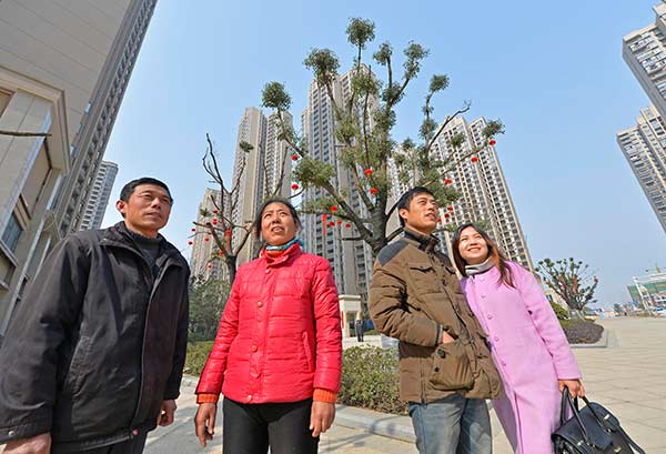 Bao Guohua and his family in Wuhan. (Photo/China Daily)