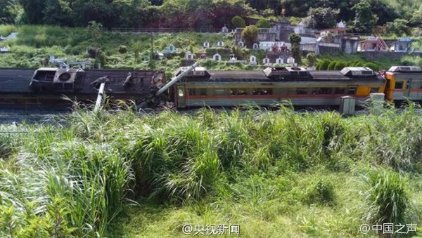 A photo shows the derailed train in Taiwan on June 22, 2016. (Photo/Sina Weibo)