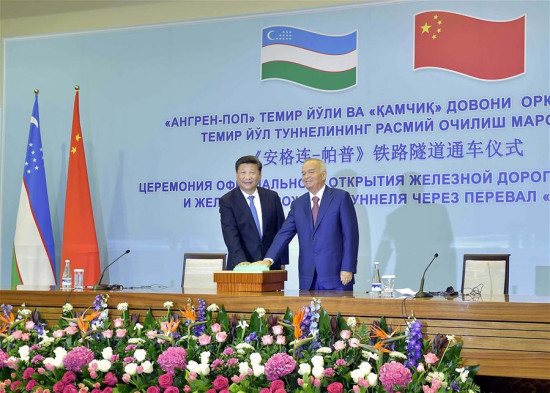 Chinese President Xi Jinping (L) and Uzbek President Islam Karimov attend the inauguration ceremony as they watch via video link the opening of Qamchiq Tunnel, part of the Angren-Pap railway line, in Tashkent, Uzbekistan, June 22, 2016. (Xinhua/Li Tao)