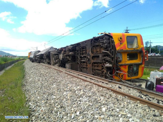 Photo taken on June 22, 2016 shows the derailed train in Hualien, southeast China's Taiwan. A train from Zuoying Station of Kaohsiung derailed at 2:49 p.m. Wednesday in Hualien, causing two persons injured. (Xinhua)