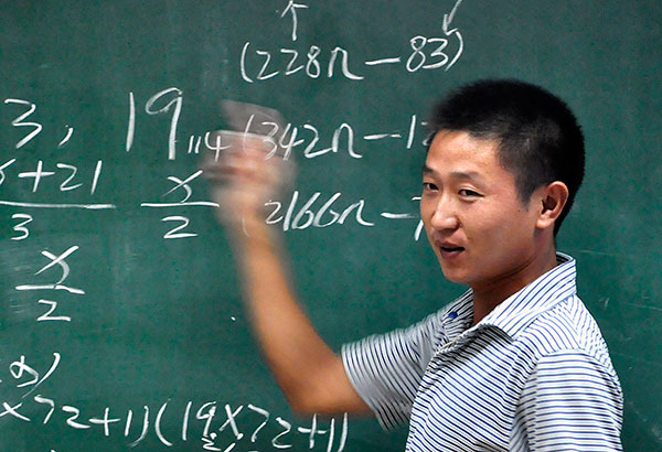 Yu Jianchun shares his calculations at Zhejiang University in June. ZHANG BINGQING/CHINA DAILY