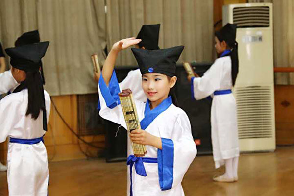 Students attend the rehearsal of a ritual dance in a class featuring ancient art at Shizhuang Junior Middle School in Shandong province. Wang Zhanbo/For China Daily