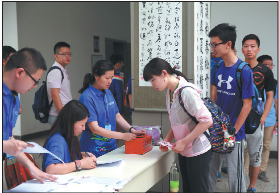 Candidates check in for their recruitment interviews for undergraduate admission at the University of Chinese Academy of Sciences in Beijing last week. (Zou Hong / China Daily)