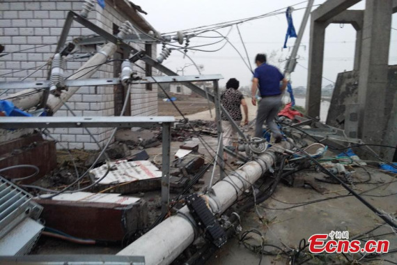 Downpours, hailstorms and a tornado battered parts of Yancheng City at 2:30 pm Thursday.(Photo:China News Service/Gu Hua)