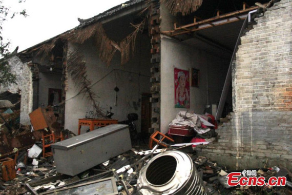 Downpours, hailstorms and a tornado battered parts of Yancheng City at 2:30 pm Thursday. (Photo:China News Service/Gu Hua)