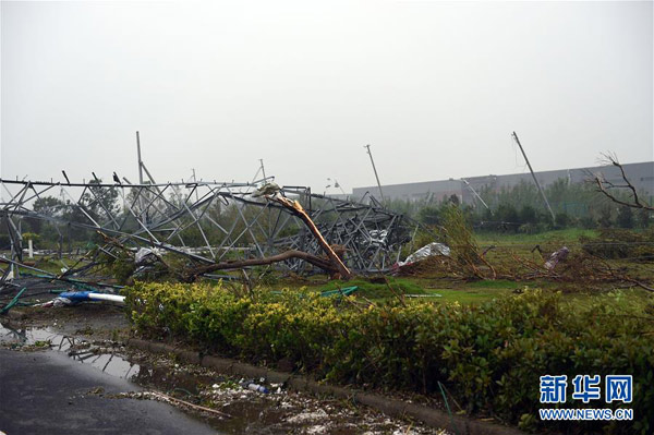 Downpours, hailstorms and a tornado battered parts of Yancheng City at 2:30 pm Thursday. (Photo/Xinhua) 