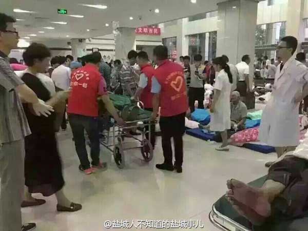 Volunteers help transport injured people at Funing People's Hospital on Thursday night. (Photo/Sina Weibo)
