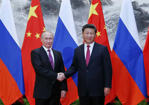 Chinese President Xi Jinping (R) shakes hands with Russian President Vladimir Putin at the Great Hall of the People in Beijing, capital of China, June 25, 2016. (Xinhua/Ju Peng)