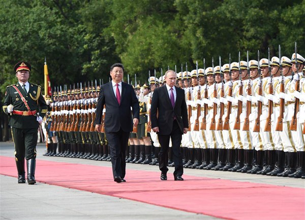 Chinese President Xi Jinping (L on the red carpet) holds a welcoming ceremony for Russian President Vladimir Putin(R) before their talks at the Great Hall of the People in Beijing, capital of China, June 25, 2016. (Xinhua/Ju Peng)