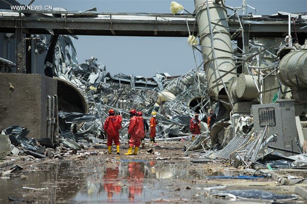 Firefighters dispose the dangerous chemical products at Atesi company in Funing County of Yancheng City, east China's Jiangsu Province, June 25, 2016. The dangerous chemical products at Atesi company in Funing County were disposed on Saturday. (Xinhua/Han Yuqing)